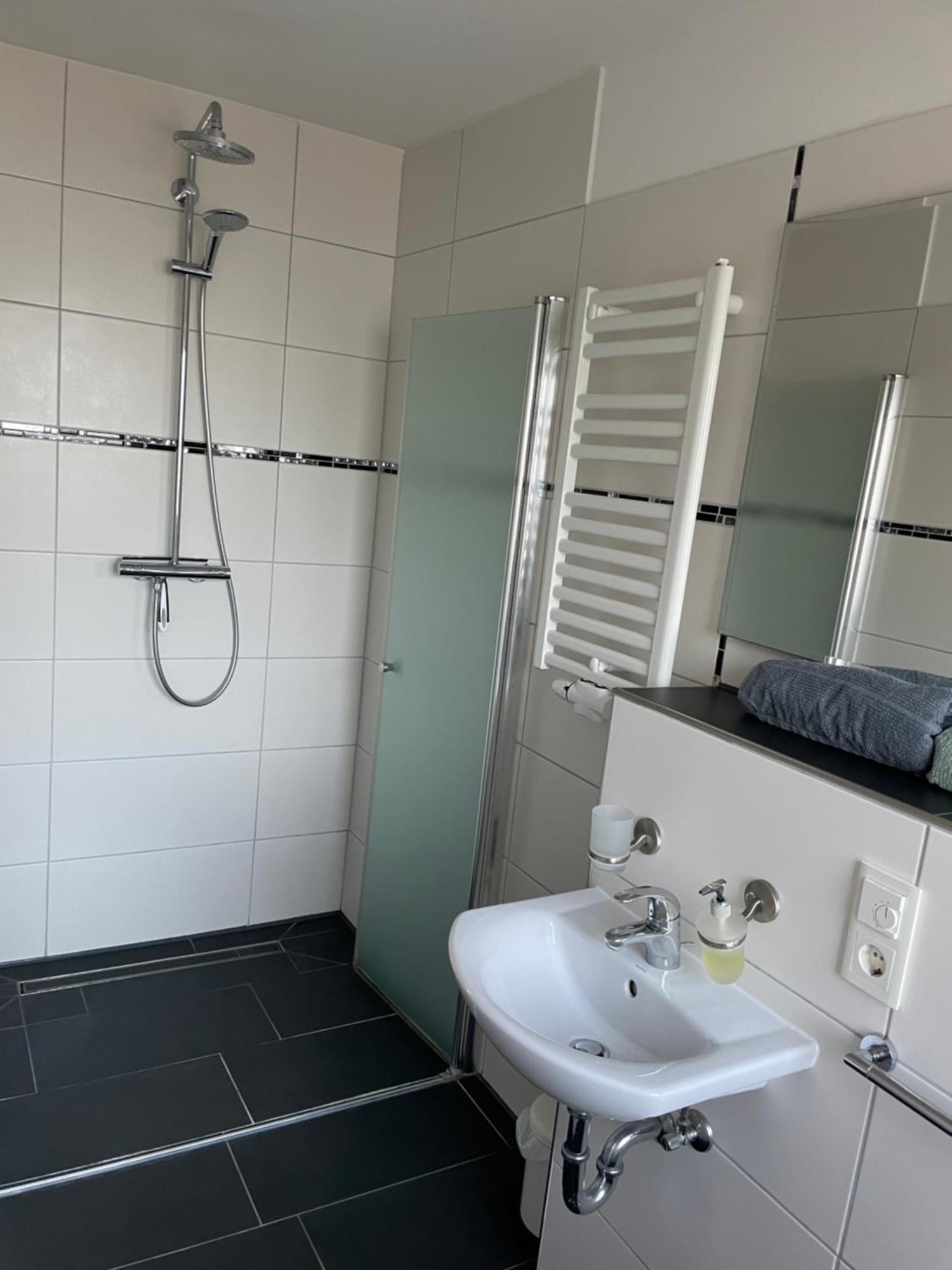 Ferienwohnung Mit Fussbodenheizung Nahe Messe, Gratis Parkplatz Und Abstellplatz E - Bike Hannover Eksteriør bilde